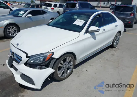 2018 Mercedes-Benz C 300 z USA, uszkodzony, nr VIN 55SWF4JB4JU265425
